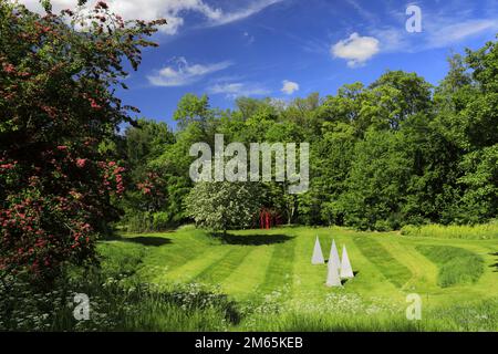 Vista sui giardini delle sculture di Burghley House, residenza signorile di Elizabethan, al confine tra Cambridgeshire e Lincolnshire, Inghilterra. Foto Stock