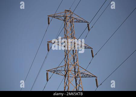 Electrical Pylon.Also conosciuto come trasmissione Towers.UK National Grid.on un cielo blu chiaro. Foto Stock