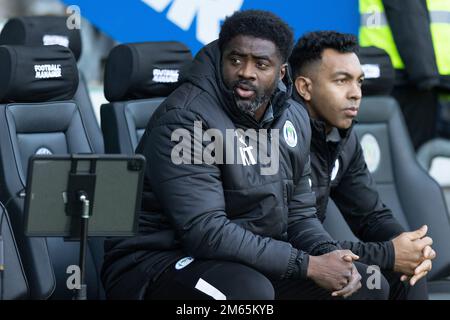 Wigan, Regno Unito. 02nd Jan, 2023. Kolo Toure Manager di Wigan Athletic durante la partita del Campionato Sky Bet Wigan Athletic vs Hull City al DW Stadium, Wigan, Regno Unito, 2nd gennaio 2023 (Photo by Phil Bryan/News Images) a Wigan, Regno Unito, il 1/2/2023. (Foto di Phil Bryan/News Images/Sipa USA) Credit: Sipa USA/Alamy Live News Foto Stock