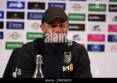 Swansea, Regno Unito. 02nd Jan, 2023. Vincent Kompany, il manager di Burnley parla con la stampa dopo la partita. Partita di campionato EFL Skybet, Swansea City contro Burnley al Swansea.com° stadio di Swansea, Galles, lunedì 2nd gennaio 2023. Questa immagine può essere utilizzata solo per scopi editoriali. Solo per uso editoriale, licenza richiesta per uso commerciale. Non è utilizzabile nelle scommesse, nei giochi o nelle pubblicazioni di un singolo club/campionato/giocatore. pic di Andrew Orchard/Andrew Orchard sports photography/Alamy Live news Credit: Andrew Orchard sports photography/Alamy Live News Foto Stock