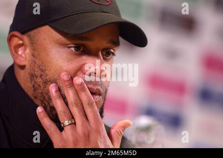 Swansea, Regno Unito. 02nd Jan, 2023. Vincent Kompany, il manager di Burnley parla con la stampa dopo la partita. Partita di campionato EFL Skybet, Swansea City contro Burnley al Swansea.com° stadio di Swansea, Galles, lunedì 2nd gennaio 2023. Questa immagine può essere utilizzata solo per scopi editoriali. Solo per uso editoriale, licenza richiesta per uso commerciale. Non è utilizzabile nelle scommesse, nei giochi o nelle pubblicazioni di un singolo club/campionato/giocatore. pic di Andrew Orchard/Andrew Orchard sports photography/Alamy Live news Credit: Andrew Orchard sports photography/Alamy Live News Foto Stock