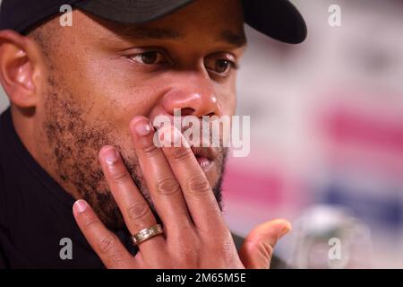 Swansea, Regno Unito. 02nd Jan, 2023. Vincent Kompany, il manager di Burnley parla con la stampa dopo la partita. Partita di campionato EFL Skybet, Swansea City contro Burnley al Swansea.com° stadio di Swansea, Galles, lunedì 2nd gennaio 2023. Questa immagine può essere utilizzata solo per scopi editoriali. Solo per uso editoriale, licenza richiesta per uso commerciale. Non è utilizzabile nelle scommesse, nei giochi o nelle pubblicazioni di un singolo club/campionato/giocatore. pic di Andrew Orchard/Andrew Orchard sports photography/Alamy Live news Credit: Andrew Orchard sports photography/Alamy Live News Foto Stock