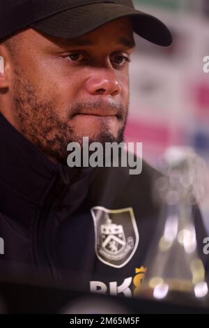 Swansea, Regno Unito. 02nd Jan, 2023. Vincent Kompany, il manager di Burnley parla con la stampa dopo la partita. Partita di campionato EFL Skybet, Swansea City contro Burnley al Swansea.com° stadio di Swansea, Galles, lunedì 2nd gennaio 2023. Questa immagine può essere utilizzata solo per scopi editoriali. Solo per uso editoriale, licenza richiesta per uso commerciale. Non è utilizzabile nelle scommesse, nei giochi o nelle pubblicazioni di un singolo club/campionato/giocatore. pic di Andrew Orchard/Andrew Orchard sports photography/Alamy Live news Credit: Andrew Orchard sports photography/Alamy Live News Foto Stock