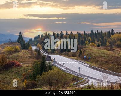 Le montagne Carpazi e l'autostrada sul passo di montagna, Ucraina. Foto Stock