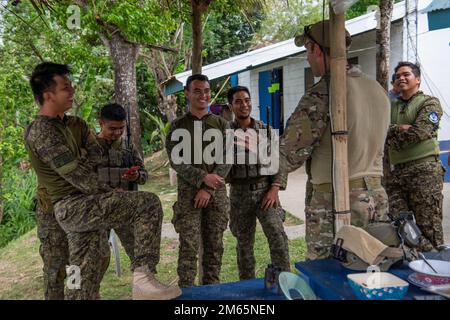 Philippine Air Force Combat Air Controller e U.S. Air Force Combat Aviation Advisors from the 6th Special Operations Squadron Exchange Techniques and stories durante un'esercitazione bilaterale di integrazione aria-terra-fuoco durante l'esercizio Balikatan 22 presso il colonnello Ernesto Rabina Air base, Filippine, 4 aprile 2022. Balikatan è un esercizio annuale tra le forze Armate delle Filippine e l'esercito degli Stati Uniti progettato per rafforzare l'interoperabilità bilaterale, le capacità, la fiducia e la cooperazione costruita nel corso di decenni di esperienze condivise. Balikatan 22 è la 37th iterazione dell'esercizio A. Foto Stock