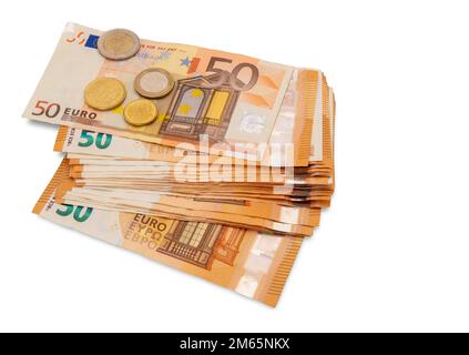 Cinquanta banconote in euro impilate con uno e due, monete in euro e da 10 e 50 cent in cima, isolate in bianco, percorso di taglio, concetto finanziario e texture p Foto Stock