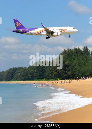 Compagnia aerea Thai Smile Airbus A320 aereo sopra mai Khao Beach. Aereo A320 della Thai Smile Airways. Piano hs-txo. Foto Stock