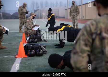 Soldiers from 35th Air Defense Artillery Brigade ha partecipato all'annuale Best Warrior Competition per selezionare il miglior ufficiale qualificato, ufficiale di garanzia, ufficiale non commissionato, Soldier e Katusa presso la base aerea di Osan e Camp Humphreys Repubblica di Corea il 4 marzo 2022. Il concorso è iniziato con l'Army Combat Fitness Test, qualificazione EST su M4, M9, 240B e 249; terminando con un test scritto sulla navigazione terrestre e conoscenza dell'esercito. Foto Stock