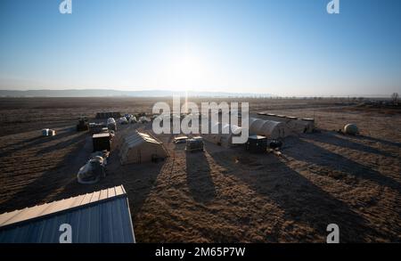 STATI UNITI Gli airmen assegnati all'Ala di risposta di emergenza 621st camminano attraverso l'area di beddown dell'elemento di risposta di emergenza nell'Europa orientale, 4 aprile 2022. Il CRW 621st è altamente specializzato nella formazione e nell'implementazione rapida di personale per aprire rapidamente i campi aerei e stabilire, espandere, sostenere e coordinare le operazioni di mobilità aerea. Foto Stock