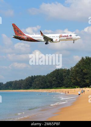 Batik Air Boeing 737 Max aereo sulla spiaggia di mai Khao. Aereo di BatikAir modello 737-8 Max sulla spiaggia dell'Aeroporto di Phuket. Batik Air Malaysia compagnia aerea. Foto Stock