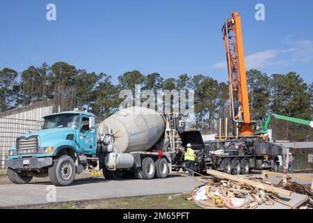 Gli appaltatori del Dipartimento della Difesa degli Stati Uniti costruiscono una rivista d'artiglieria coperta dalla terra per i sistemi di razzo di artiglieria ad alta mobilità al punto di approvvigionamento di munizioni 2nd del gruppo di logistica marina su Camp Lejeune, Carolina del Nord, 5 aprile 2022. A seguito di un progetto di costruzione militare del Regiment marino del 10th, 2nd Supply Battalion, in coordinamento con l'ufficio di sicurezza esplosiva della base orientale degli impianti del corpo marino, Ha aumentato la capacità di stoccaggio delle munizioni dell'installazione per consentire al punto di rifornimento delle munizioni di Camp Lejeune di avere un supporto duraturo per le capacità di HIMARS in 2nd Marine Division e. Foto Stock