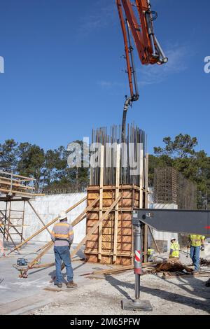 Gli appaltatori del Dipartimento della Difesa degli Stati Uniti costruiscono una rivista d'artiglieria coperta dalla terra per i sistemi di razzo di artiglieria ad alta mobilità al punto di approvvigionamento di munizioni 2nd del gruppo di logistica marina su Camp Lejeune, Carolina del Nord, 5 aprile 2022. A seguito di un progetto di costruzione militare del Regiment marino del 10th, 2nd Supply Battalion, in coordinamento con l'ufficio di sicurezza esplosiva della base orientale degli impianti del corpo marino, Ha aumentato la capacità di stoccaggio delle munizioni dell'installazione per consentire al punto di rifornimento delle munizioni di Camp Lejeune di avere un supporto duraturo per le capacità di HIMARS in 2nd Marine Division e. Foto Stock