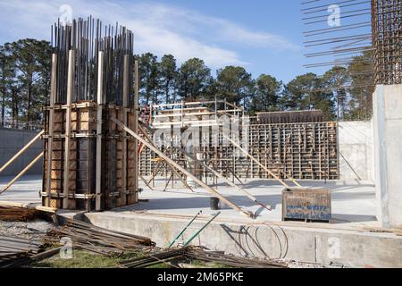 Gli appaltatori del Dipartimento della Difesa degli Stati Uniti costruiscono una rivista d'artiglieria coperta dalla terra per i sistemi di razzo di artiglieria ad alta mobilità al punto di approvvigionamento di munizioni 2nd del gruppo di logistica marina su Camp Lejeune, Carolina del Nord, 5 aprile 2022. A seguito di un progetto di costruzione militare del Regiment marino del 10th, 2nd Supply Battalion, in coordinamento con l'ufficio di sicurezza esplosiva della base orientale degli impianti del corpo marino, Ha aumentato la capacità di stoccaggio delle munizioni dell'installazione per consentire al punto di rifornimento delle munizioni di Camp Lejeune di avere un supporto duraturo per le capacità di HIMARS in 2nd Marine Division e. Foto Stock