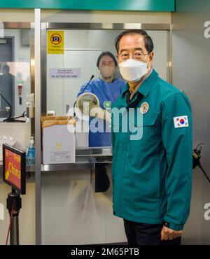 Incheon, Corea del Sud. 02nd Jan, 2023. Il primo ministro sudcoreano Han Duck-soo ispeziona una stazione di test COVID-19 all'aeroporto internazionale di Incheon, a ovest di Seoul. La Corea del Sud ha iniziato a richiedere il test COVID-19 per gli arrivi dalla Cina all'aeroporto internazionale di Incheon, il punto di accesso alla Corea del Sud. Credit: SOPA Images Limited/Alamy Live News Foto Stock