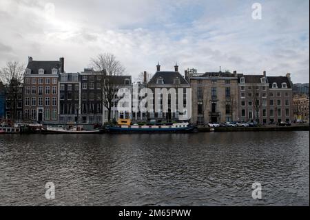 Canal Houses lungo il fiume Amstel ad Amsterdam Paesi Bassi 27-12-2022 Foto Stock