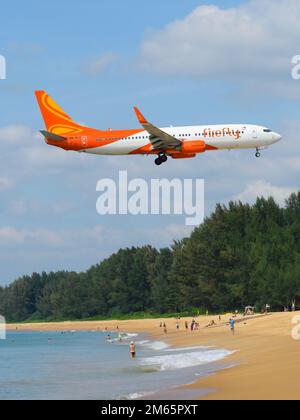Aereo della compagnia aerea Firefly Boeing 737 sopra mai Khao Beach. Aereo 737-800 della compagnia aerea Firefly, noto anche come Fire Fly Airlines. Foto Stock