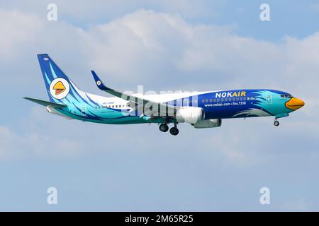 Aereo NOK Air Boeing 737 in volo. Aereo 737-800 di NokAir Thailandia (NOK Air Thailandia). Foto Stock