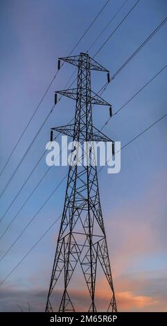 Electrical Pylon.Also conosciuto come trasmissione Towers.UK National Grid.With un cielo blu chiaro. Foto Stock
