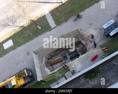 Gli sfondi e gli oggetti dell'architettura. Marciapiede. Interventi di riparazione. Costruzione. Vista dall'alto. Foto Stock