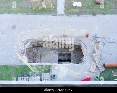 Gli sfondi e gli oggetti dell'architettura. Marciapiede. Interventi di riparazione. Costruzione. Vista dall'alto. Foto Stock