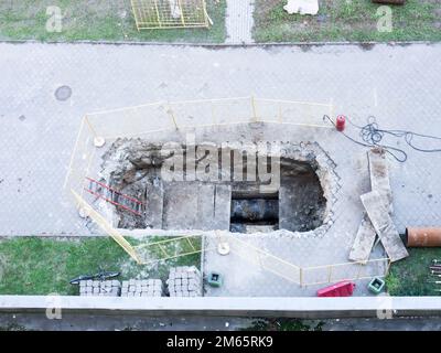 Gli sfondi e gli oggetti dell'architettura. Marciapiede. Interventi di riparazione. Costruzione. Vista dall'alto. Foto Stock