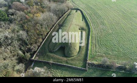 Immagine del drone di Belas Knap Long Barrow, monumento preistorico neolitico e camera di sepoltura, nei Cotswolds. Foto Stock