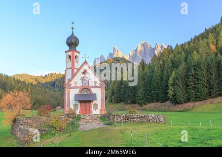 Chiesa di San Giovanni in Ranui nella Val di Funes Foto Stock
