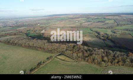 Immagine del drone di Belas Knap Long Barrow, monumento preistorico neolitico e camera di sepoltura, nei Cotswolds. Foto Stock