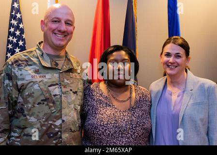 STATI UNITI Matthew Reilman, comandante dell'aeronautica 17th, si pone con Cayssia David, coniuge della stella d'oro, e Katie Reilman, coniuge chiave dell'ala 17th, durante il primo pranzo di riconoscimento dell'ala d'addestramento 17th, Gold Star coniugi Day, alla base dell'aeronautica Goodfellow, Texas, 5 aprile 2022. David è stato un membro attivo della comunità gold star da suo marito, Stati Uniti Steven R. Givens è stato ucciso in azione mentre era dispiegato a Balad, in Iraq. Foto Stock