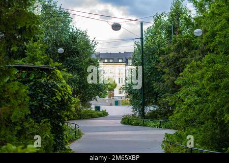 Malmö, Svezia - Luglio 09 2022: Sentiero in cemento tra cespugli Foto Stock