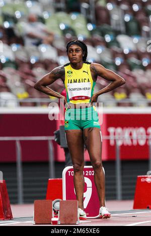 Elaine Thompson-Herah (JAM) gareggia nelle semifinali femminili di 200 metri ai Giochi Olimpici estivi 2020 (2021) di Tokyo, Giappone Foto Stock