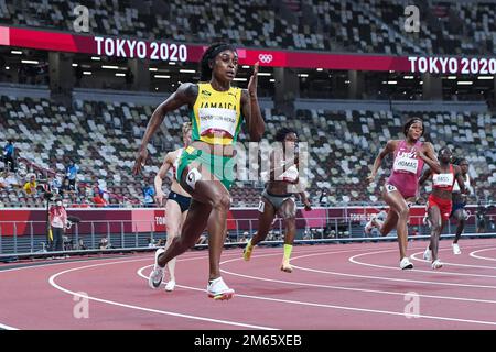 Elaine Thompson-Herah (JAM) gareggia nelle semifinali femminili di 200 metri ai Giochi Olimpici estivi 2020 (2021) di Tokyo, Giappone Foto Stock