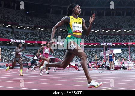 Elaine Thompson-Herah (JAM) gareggia nelle semifinali femminili di 200 metri ai Giochi Olimpici estivi 2020 (2021) di Tokyo, Giappone Foto Stock