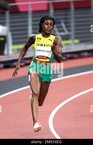 Elaine Thompson-Herah (JAM) gareggia nelle semifinali femminili di 200 metri ai Giochi Olimpici estivi 2020 (2021) di Tokyo, Giappone Foto Stock