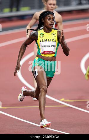 Elaine Thompson-Herah (JAM) gareggia nelle semifinali femminili di 200 metri ai Giochi Olimpici estivi 2020 (2021) di Tokyo, Giappone Foto Stock