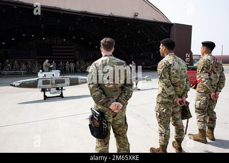 I membri dell'unità di manutenzione degli aeromobili 36th si preparano per il concorso 51st Maintenance Group Weapons Load Crew che inizierà alla base aerea di Osan, Repubblica di Corea, il 6 aprile 2022. Per questo concorso, ogni squadra ha caricato varie munizioni fondamentali per l'inventario di combattimento dell'aeronautica degli Stati Uniti sulla rispettiva cellula. Foto Stock