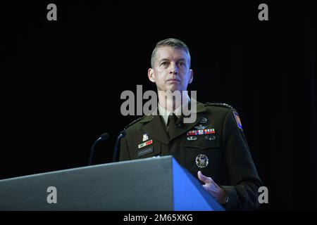 Il generale dell'esercito Daniel Hokanson, capo dell'ufficio nazionale della guardia, si rivolge ai partecipanti al 2022° Army Aviation Mission Solutions Summit, Nashville, Tennessee, 5 aprile 2022. Foto Stock