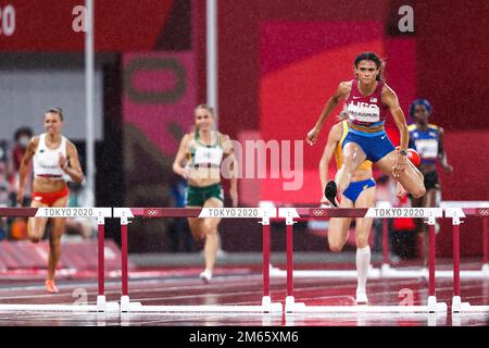 Sydney McLaughlin (USA) in gara nelle semifinali femminili Hurdles da 400 metri ai Giochi Olimpici estivi 2020 (2021) di Tokyo, Giappone Foto Stock