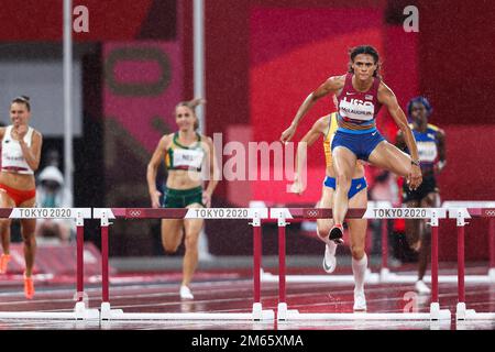 Sydney McLaughlin (USA) in gara nelle semifinali femminili Hurdles da 400 metri ai Giochi Olimpici estivi 2020 (2021) di Tokyo, Giappone Foto Stock