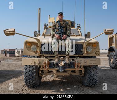 STATI UNITI Stephen Hunt, 380th Expeditionary Security Forces Squadron Operations ufficiale non commissionato, è dispiegato dal 23rd SFS presso Moody AFB, Georgia. Hunt collabora con il suo team per fornire una guida per ciascun posto, garantendo che le risorse del livello di protezione sulla base dispongano delle misure di sicurezza adeguate, adattando le misure anti-terrorismo casuali alle minacce locali, Rivedere le misure antiterrorismo casuali contro le minacce locali e le politiche AF e fornire istruzioni operative specifiche per la missione in continua evoluzione. Foto Stock