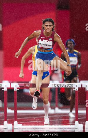 Sydney McLaughlin (USA) in gara nelle semifinali femminili Hurdles da 400 metri ai Giochi Olimpici estivi 2020 (2021) di Tokyo, Giappone Foto Stock