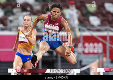 Sydney McLaughlin (USA) in gara nelle semifinali femminili Hurdles da 400 metri ai Giochi Olimpici estivi 2020 (2021) di Tokyo, Giappone Foto Stock