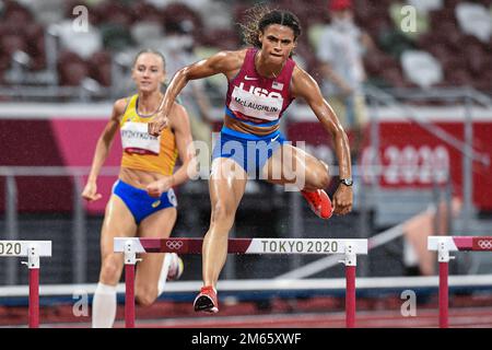 Sydney McLaughlin (USA) in gara nelle semifinali femminili Hurdles da 400 metri ai Giochi Olimpici estivi 2020 (2021) di Tokyo, Giappone Foto Stock