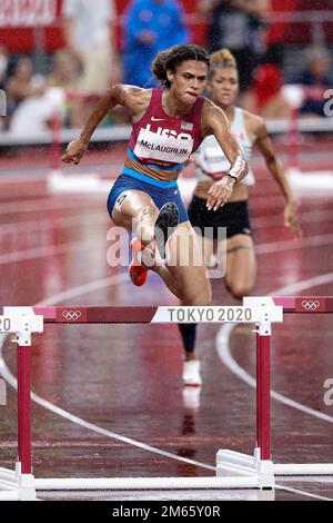 Sydney McLaughlin (USA) in gara nelle semifinali femminili Hurdles da 400 metri ai Giochi Olimpici estivi 2020 (2021) di Tokyo, Giappone Foto Stock