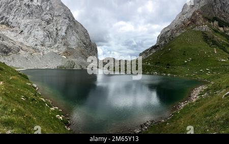 Il lago di Volaia è un lago alpino della Carinzia, Austria, situato vicino all'omonimo valico, al confine con l'Italia (comune di Forni Avoltri). Foto Stock