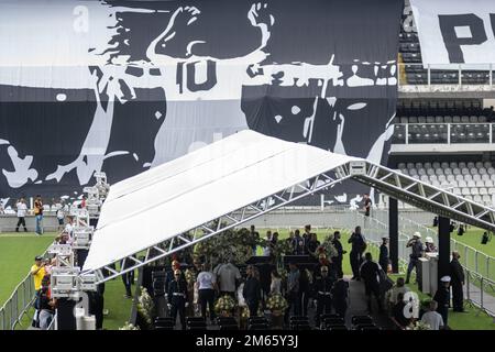 Santos, Brasile. 02nd Jan, 2023. Funerali dell'ex giocatore Edson Arantes do Nascimento, Pelé, nato il 23 ottobre 1940 e morto il 29 dicembre 2022 all'età di 82 anni. La scia si svolge nel centro del prato di Vila Belmiro, stadio Santos Futebol Clube, nella città di Santos, SP. (Foto: Mauricio Rummens/Brazil Photo Press) Credit: Brazil Photo Press/Alamy Live News Foto Stock