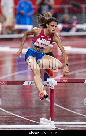 Sydney McLaughlin (USA) in gara nelle semifinali femminili Hurdles da 400 metri ai Giochi Olimpici estivi 2020 (2021) di Tokyo, Giappone Foto Stock