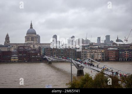 Il Millennium Bridge, un ponte sospeso in acciaio per pedoni che attraversano il Tamigi e la St Paul a Londra, Inghilterra Foto Stock