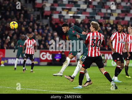 Brentford, Londra, Regno Unito. Brentford, Londra, Regno Unito. 2nd gennaio 2023; GTECH Community Stadium, Brentford, Londra, Inghilterra; Premier League Football, Brentford vs Liverpool; Alex Oxlade-Chamberlain di Liverpool testa la palla per segnare i suoi lati 1st gol nel 50th minuto per renderlo 2-1 credito: Action Plus Sports Images/Alamy Live News Foto Stock