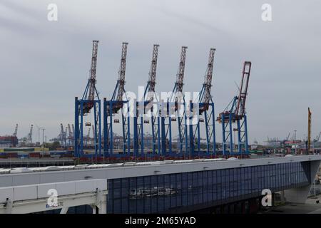 Gru di carico nel porto di Amburgo Foto Stock